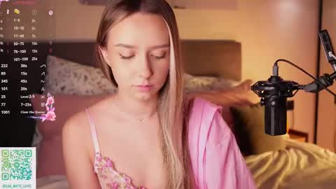 Snapshot of alodiaacomb chatting on 11/21/25, 03:27 Lia online show from 11/21/25, 03:27