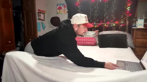 Snapshot of alphadomcole chatting on 12/17/25, 05:35 alphadomcole online show from 12/17/25, 05:35