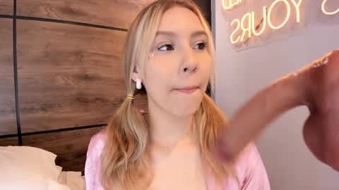 Alya online show from 10/21/25, 11:00