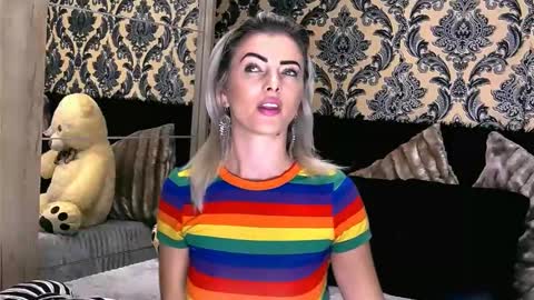 Snapshot of alyblonde chatting on 01/11/25, 09:26 aly online show from 01/11/25, 09:26