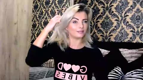 Snapshot of alyblonde chatting on 01/19/25, 11:45 aly online show from 01/19/25, 11:45