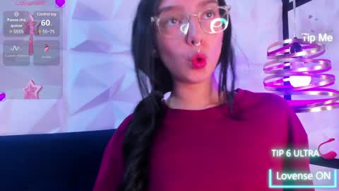 Snapshot of alys_molly chatting on 12/19/24, 02:13 sopie online show from 12/19/24, 02:13