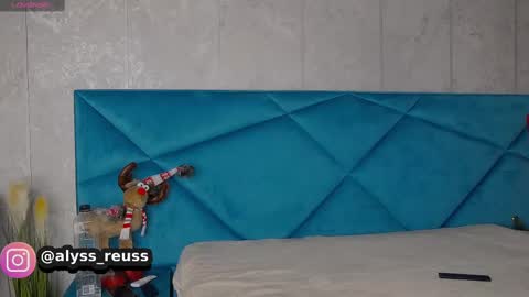 Snapshot of alyseruss chatting on 02/19/25, 06:00 Alyse online show from 02/19/25, 06:00