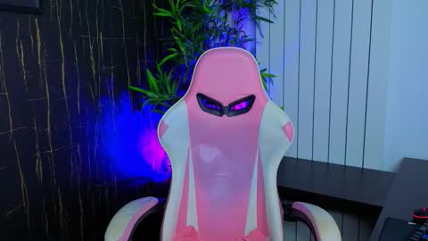 Snapshot of alyseruss chatting on 10/06/25, 07:00 Alyse online show from 10/06/25, 07:00