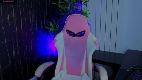 Snapshot of alyseruss chatting on 10/31/25, 07:37 Alyse online show from 10/31/25, 07:37