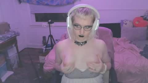 Snapshot of alyxiabewbs chatting on 05/18/26, 02:29 alyxiabewbs online show from 05/18/26, 02:29