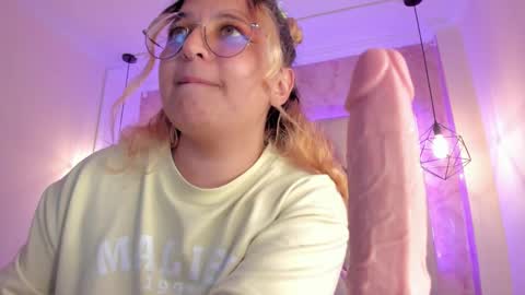 Amalia Im Back See you soon this January 7 at 10 pm Colombia time online show from 02/16/25, 06:21