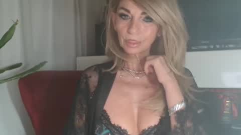 Snapshot of amanda0803 chatting on 09/23/25, 10:18 Angel or Demon online show from 09/23/25, 10:18