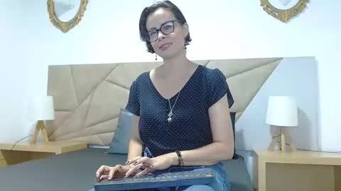 amanda_ramirez online show from 09/17/25, 07:37