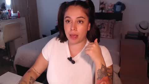Snapshot of amarat_jolie chatting on 04/08/26, 04:34 Mila online show from 04/08/26, 04:34