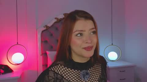 Snapshot of ambar_adamss chatting on 11/17/25, 11:27 Sara online show from 11/17/25, 11:27