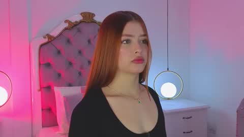 Snapshot of ambar_adamss chatting on 11/20/25, 11:10 Sara online show from 11/20/25, 11:10