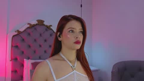 Snapshot of ambar_adamss chatting on 12/14/25, 11:15 Sara online show from 12/14/25, 11:15