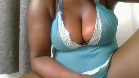 Snapshot of ambar_jasiri chatting on 03/07/25, 07:19 Mia online show from 03/07/25, 07:19