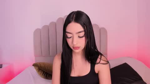 ambarevans_ online show from 11/26/25, 11:44