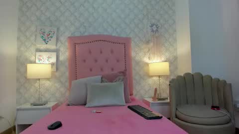 Snapshot of amber__ferrera chatting on 12/15/25, 08:02 amber ferrera online show from 12/15/25, 08:02