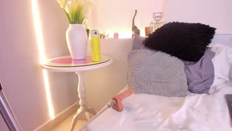 Snapshot of ambercroft_ chatting on 12/17/24, 03:17 Amber online show from 12/17/24, 03:17