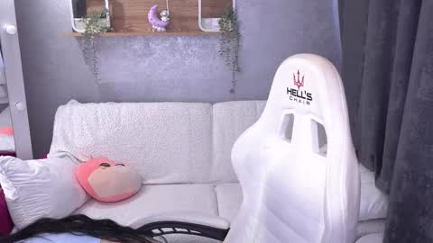 Snapshot of amberdismond chatting on 10/28/25, 07:01 Anna online show from 10/28/25, 07:01