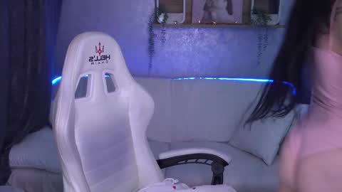 Snapshot of amberdismond chatting on 11/11/25, 06:57 Anna online show from 11/11/25, 06:57