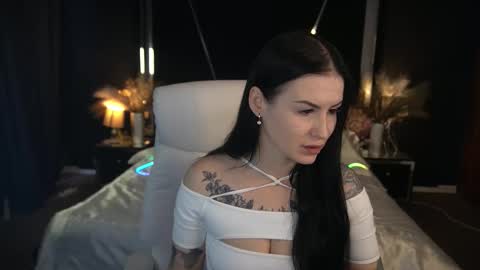 Snapshot of amberdismond chatting on 11/12/25, 07:20 Anna online show from 11/12/25, 07:20