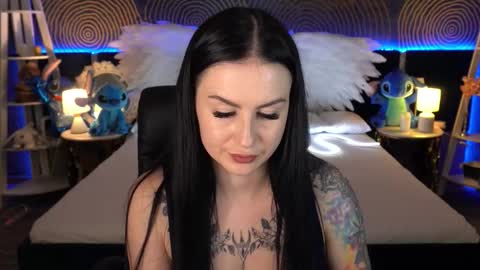 Snapshot of amberdismond chatting on 11/22/25, 02:05 Anna online show from 11/22/25, 02:05