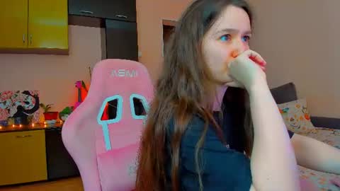 Snapshot of ameli_moon chatting on 07/13/26, 06:11 Eileen online show from 07/13/26, 06:11
