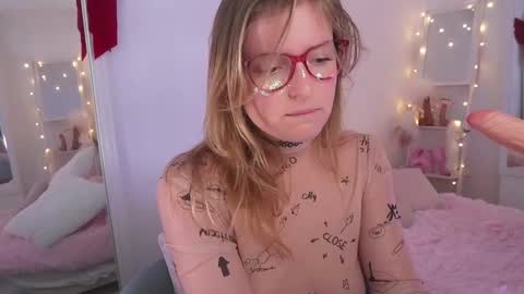 Snapshot of ameliasweety69 chatting on 03/01/25, 12:01 Amelia online show from 03/01/25, 12:01