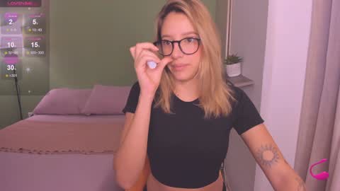 Amelie Graham online show from 12/11/24, 10:58