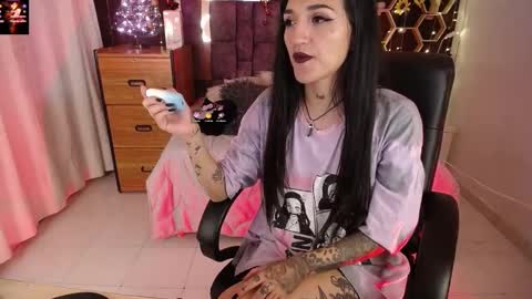 Snapshot of amelierouss chatting on 12/17/24, 02:55 AMELIEROUS .. see you tomorrow kisses online show from 12/17/24, 02:55