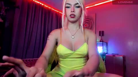 Snapshot of amethyst_ts chatting on 12/10/24, 04:38 AMETHYST look at my BIO online show from 12/10/24, 04:38