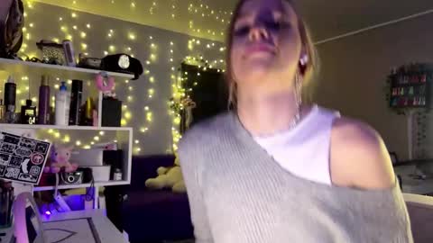 Snapshot of amily_sunray chatting on 02/21/26, 02:07 Amily online show from 02/21/26, 02:07