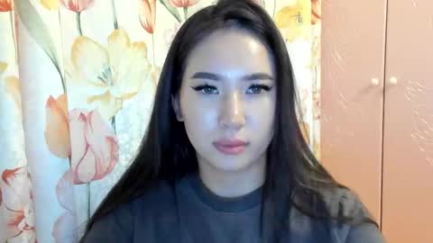 Snapshot of amina_artin chatting on 10/14/25, 12:17 Amina online show from 10/14/25, 12:17