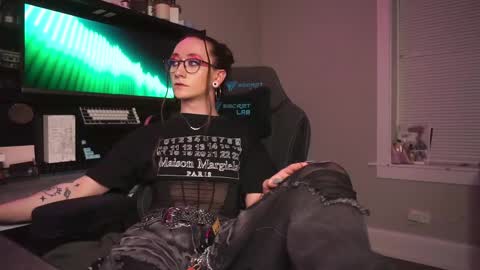 Snapshot of amirinsworld chatting on 04/15/26, 01:01 Am-er-in online show from 04/15/26, 01:01