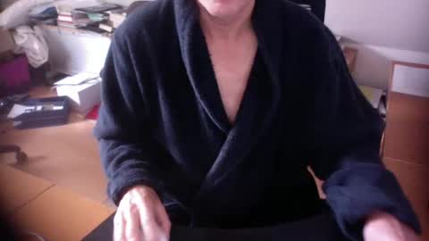 Snapshot of amor2200 chatting on 09/17/25, 07:43 Amor2200 online show from 09/17/25, 07:43