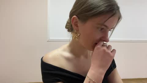 amorelle_ online show from 04/21/26, 10:12