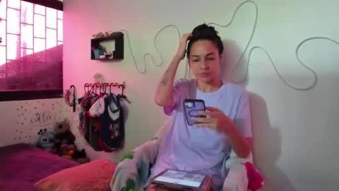 Snapshot of amy_and_eloise chatting on 10/03/25, 03:09 AmyEloise online show from 10/03/25, 03:09