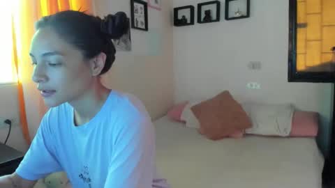 Snapshot of amy_and_eloise chatting on 11/10/25, 04:06 AmyEloise online show from 11/10/25, 04:06