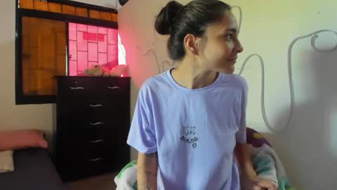 Snapshot of amy_and_eloise chatting on 11/16/25, 08:36 AmyEloise online show from 11/16/25, 08:36