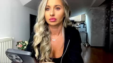 Snapshot of amyroberta92 chatting on 01/13/25, 10:03 amyroberta92 online show from 01/13/25, 10:03