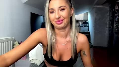 Snapshot of amyroberta92 chatting on 02/14/25, 10:28 amyroberta92 online show from 02/14/25, 10:28