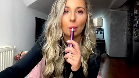 Snapshot of amyroberta92 chatting on 02/17/25, 10:07 amyroberta92 online show from 02/17/25, 10:07