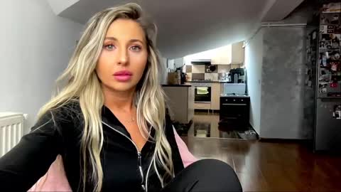 Snapshot of amyroberta92 chatting on 02/18/25, 10:16 amyroberta92 online show from 02/18/25, 10:16