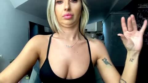 Snapshot of amyroberta92 chatting on 11/21/25, 07:51 amyroberta92 online show from 11/21/25, 07:51