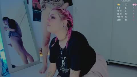 Snapshot of amyy_rouse chatting on 06/24/26, 02:43 Collinns online show from 06/24/26, 02:43