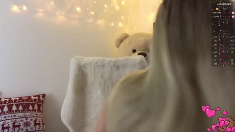 Snapshot of anabelle_wet chatting on 12/28/24, 02:42 Annie online show from 12/28/24, 02:42