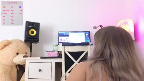 Snapshot of anabelle_wet chatting on 09/16/25, 11:55 Annie online show from 09/16/25, 11:55