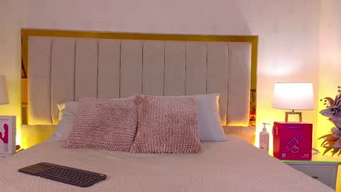 Mia online show from 04/02/26, 12:14