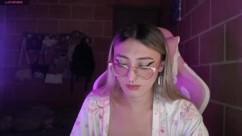 Snapshot of andrea_camila chatting on 07/18/26, 05:22 Andrea online show from 07/18/26, 05:22