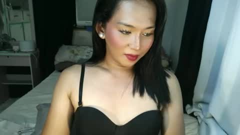 Snapshot of andrea_grande chatting on 11/17/25, 12:27 yanie online show from 11/17/25, 12:27