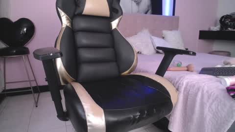 Snapshot of andrea_ramoss_ chatting on 12/15/24, 09:24 Andrea Ramos online show from 12/15/24, 09:24